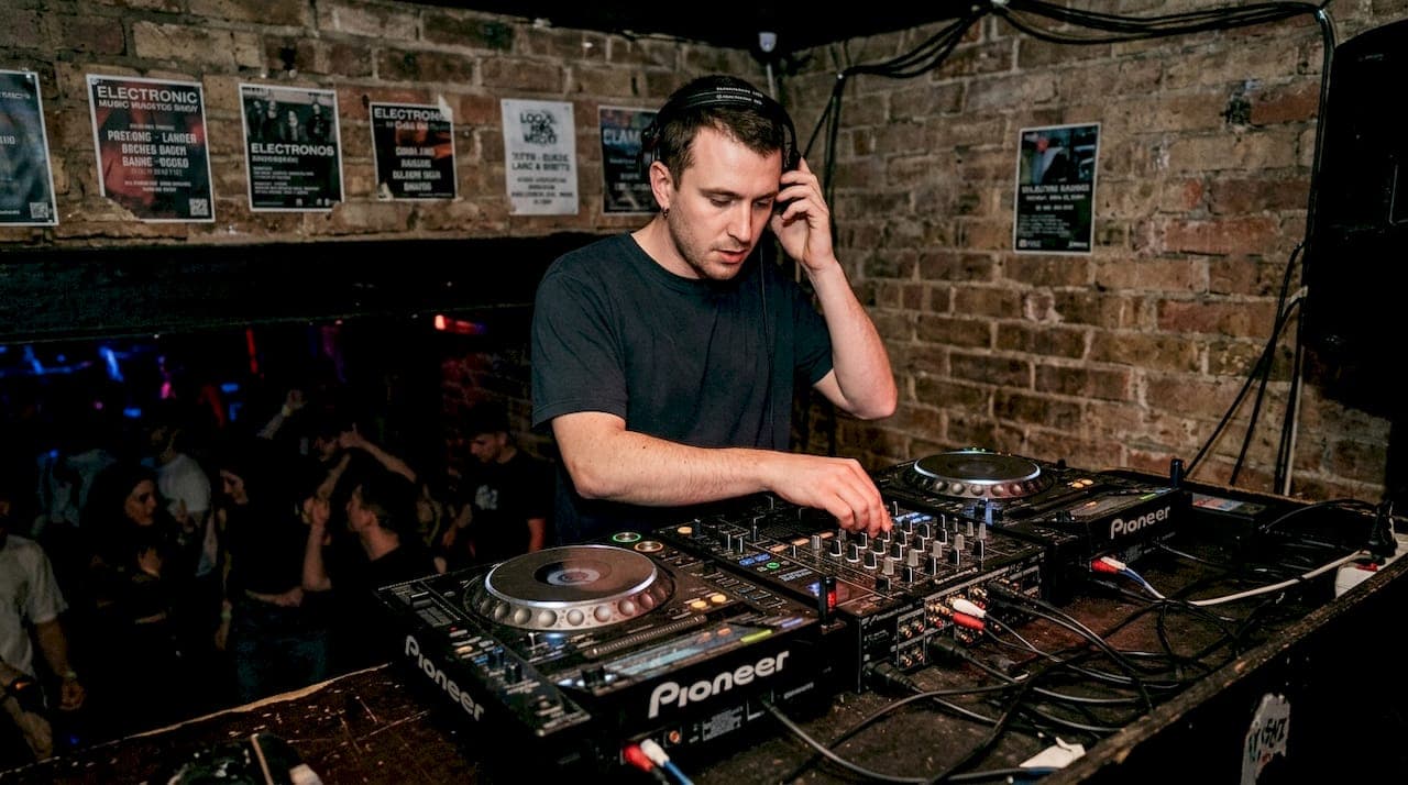 Underground DJ set guide: craft, perform & promote